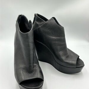 Kenneth Cole New York Callaway Black Leather Peep-Toe Wedge Booties Sz 9
